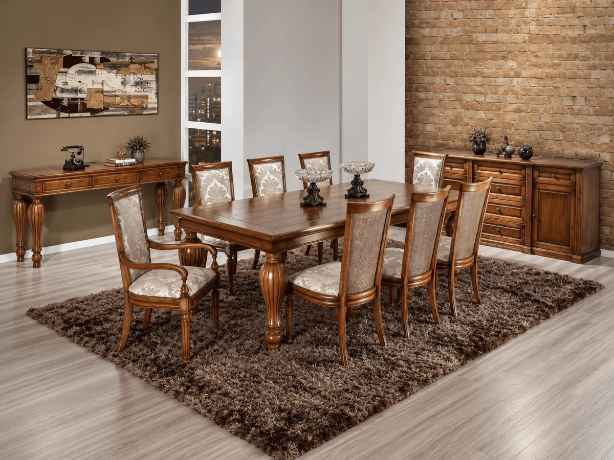 Sala de jantar com vista noturna da cidade e parede de tijolo aparente
