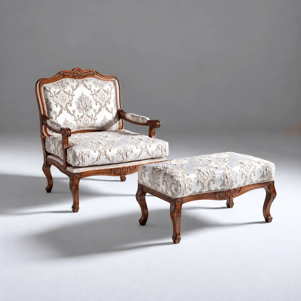 Poltrona com estofado floral e puff a conjunto, estrutura em madeira entalhada